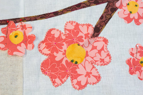 Highlight your appliqué with vividly bold Spagetti™ using decorative stitches.